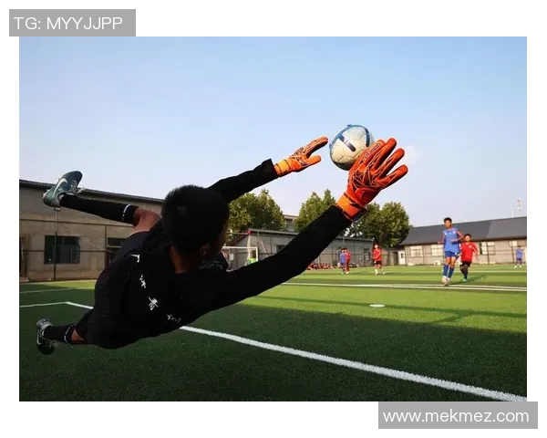 父子同心踢足球梦想启航温情故事尽在绿茵场上